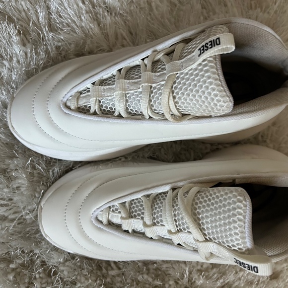 A size 4 white diesel sneaker - Picture 3 of 6